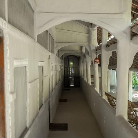 Tiger Tops Tharu Lodge Chitwan Exterior photo
