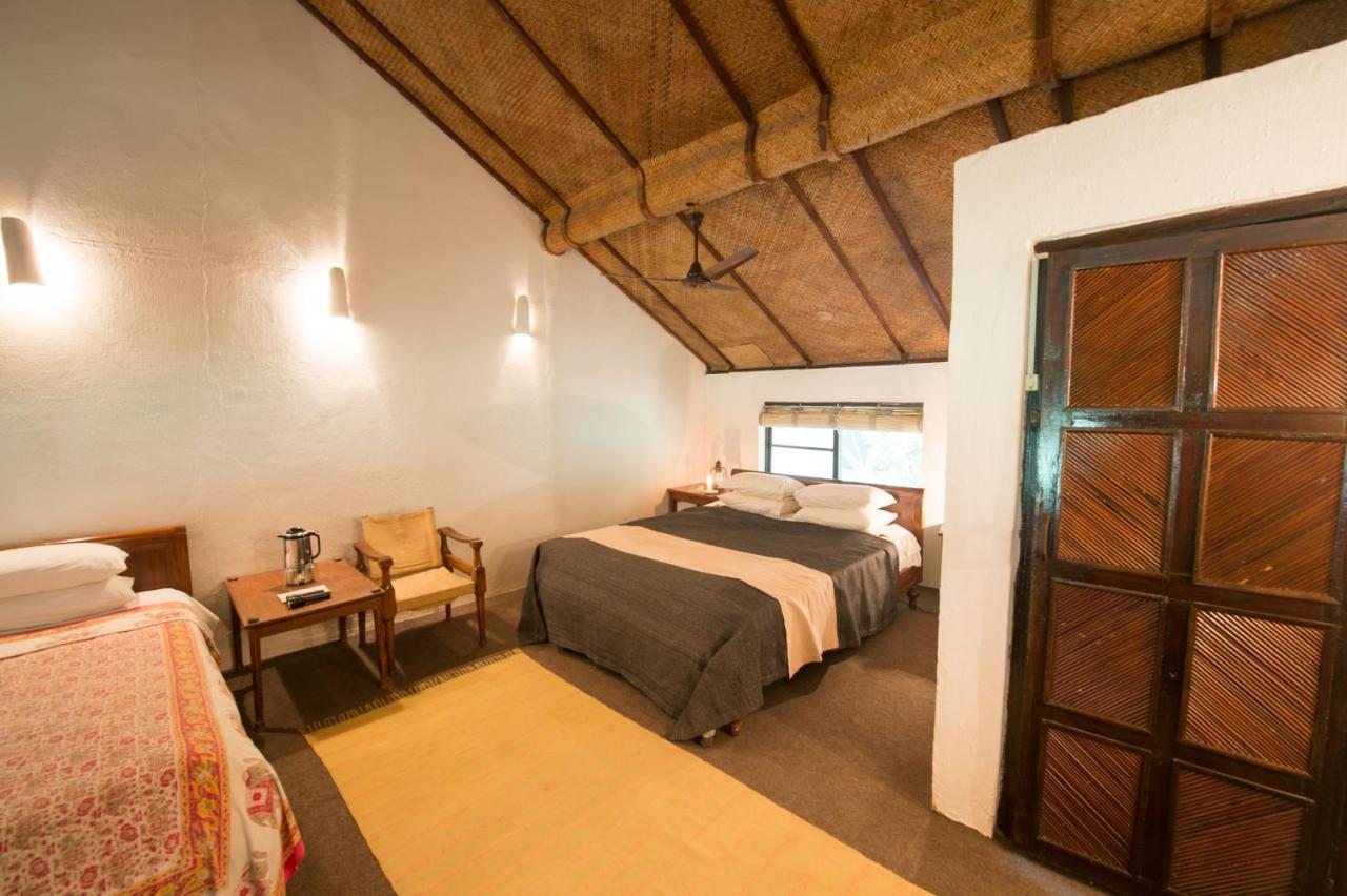 Tiger Tops Tharu Lodge Chitwan Exterior photo