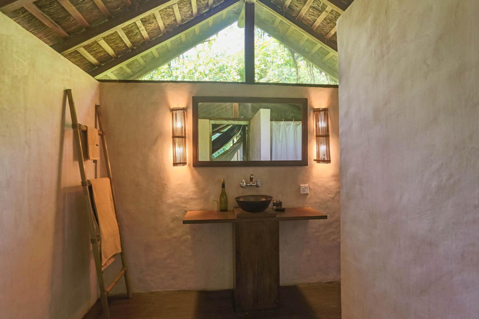 Tiger Tops Tharu Lodge Chitwan Exterior photo