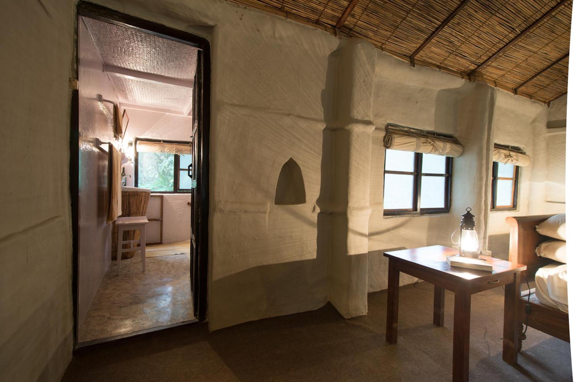 Tiger Tops Tharu Lodge Chitwan Exterior photo