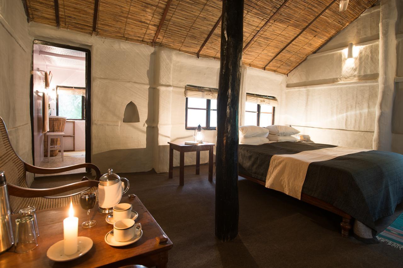 Tiger Tops Tharu Lodge Chitwan Exterior photo