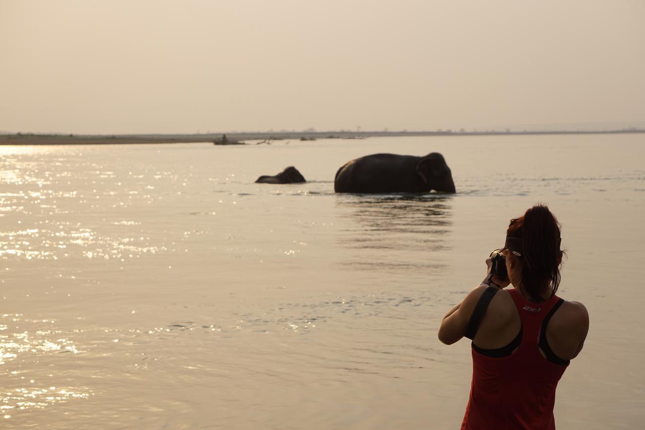 Tiger Tops Tharu Lodge Chitwan Exterior photo