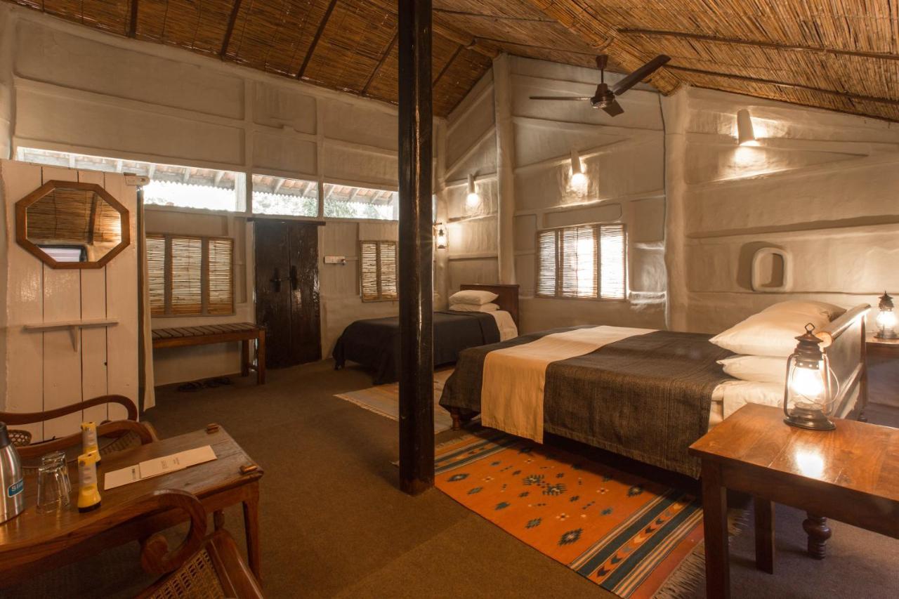 Tiger Tops Tharu Lodge Chitwan Exterior photo