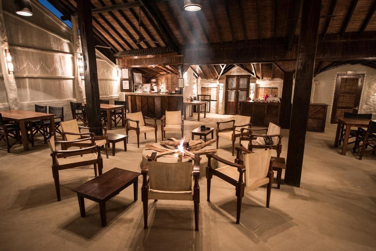 Tiger Tops Tharu Lodge Chitwan Exterior photo