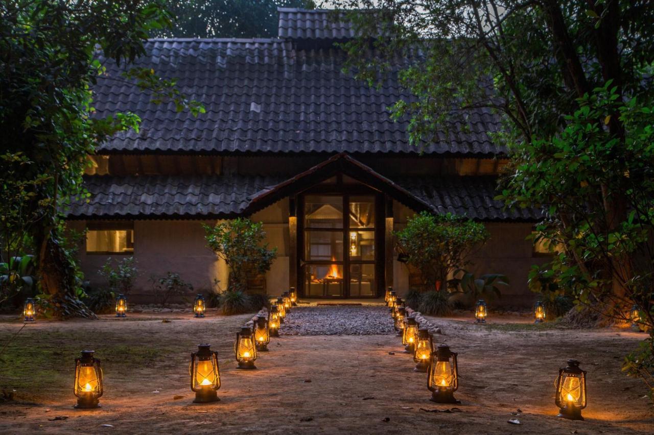 Tiger Tops Tharu Lodge Chitwan Exterior photo