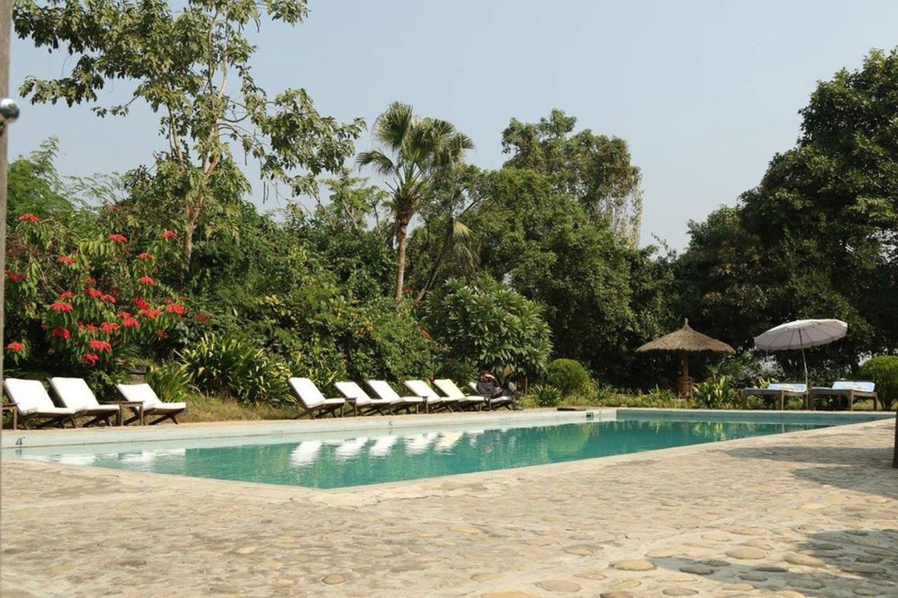 Tiger Tops Tharu Lodge Chitwan Exterior photo